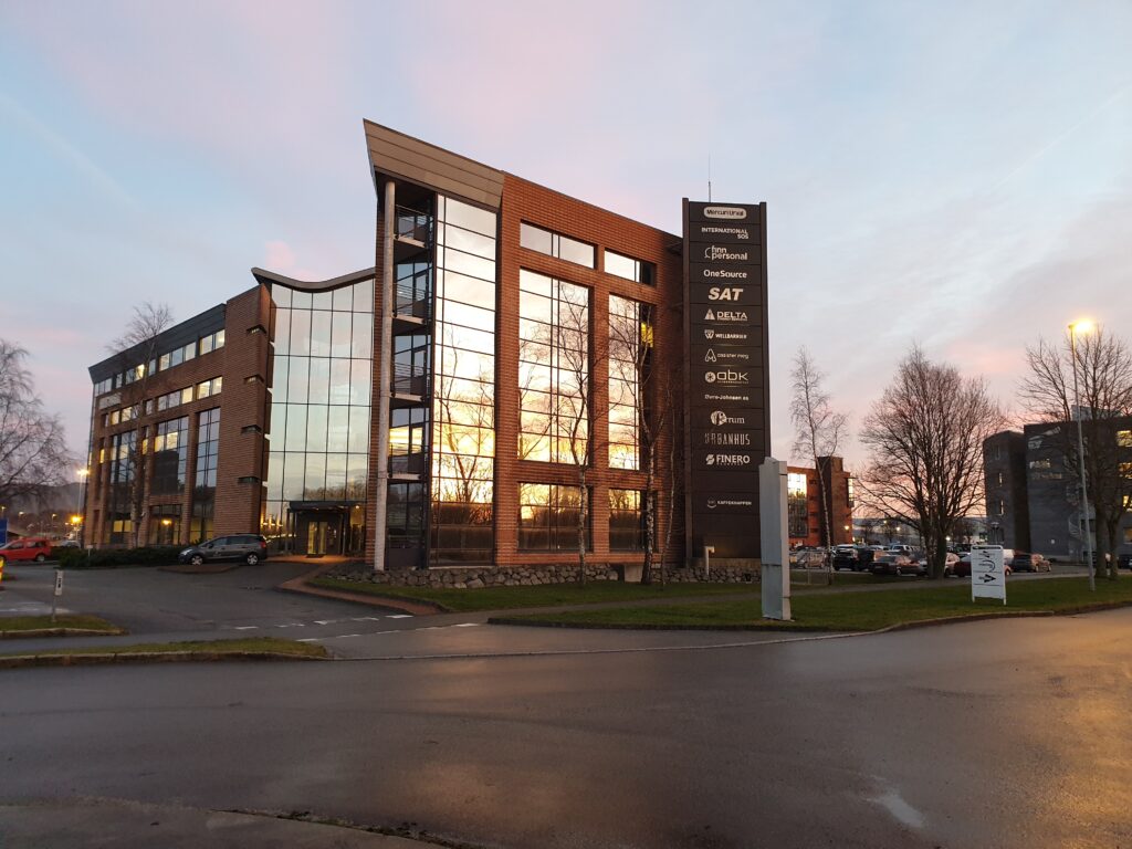 Forus Atrium på vassbotnen 15 forvaltes av ferrum. Eiendommen tilbyr kontorhotell, kantineordning, treningsrom og moderne og nøytrale fasiliteter